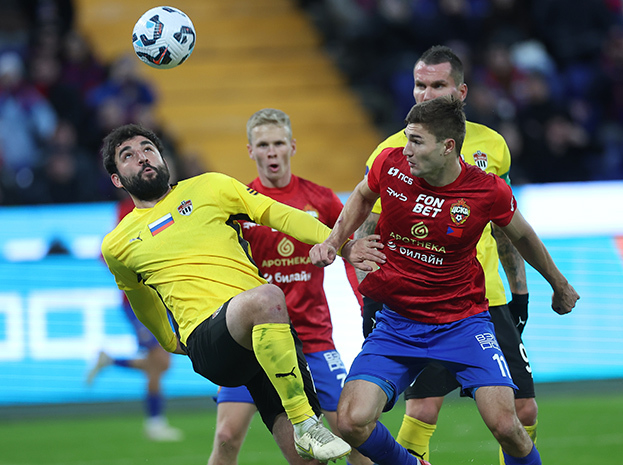 Георгий Джикия против Тамерлана Мусаева в матче ЦСКА — «Химки» (1:0).