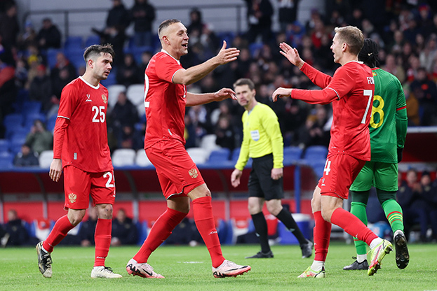 Футболисты сборной России Данил Пруцев, Артем Дзюба и Даниил Фомин в матче против сборной Гренады (5:0).