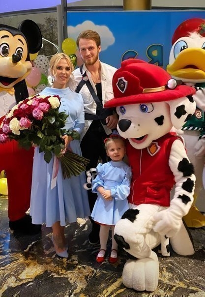 Пелагея и Иван Телегин с дочерью.