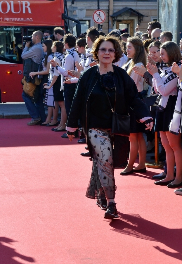 Лариса Голубкина.