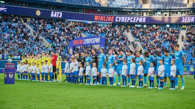 Футболисты «Зенита» и БАТЭ перед игрой.