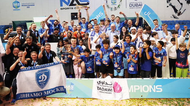 Волейболисты московского «Динамо» празднуют победу в турнира в Объединенных Арабских Эмиратах.