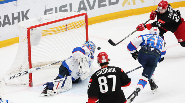 Хоккеист «Спартака» Павел Порядин забивает победный гол в ворота «Лады».