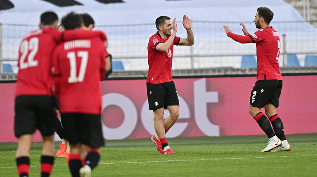 Футболисты сборной Грузии празднуют гол в ворота Армении.