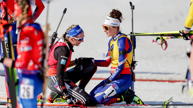 Франциска Пройс (в черном) и Лу Жанмонно после финиша масс-старта в Холменколлене.