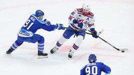 Хоккеисты Джордан Уил и Евгений Кузнецов в матче «Динамо» — СКА. 11 февраля. Москва