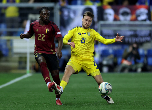 Нападающий сборной Бельгии Жереми Доку и защитник сборной Украины Владислав Ванат.