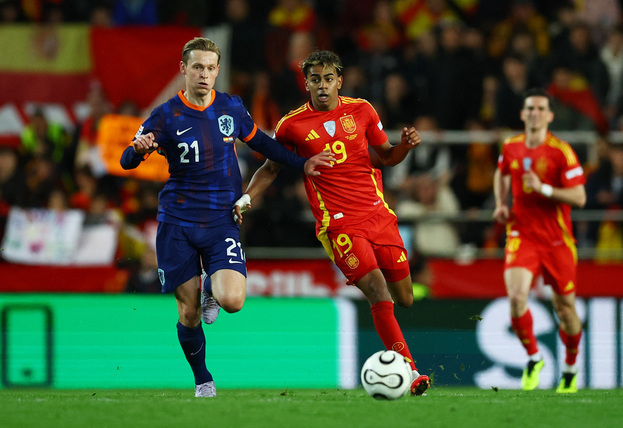 Полузащитник сборной Нидерландов Френки де Йонг и форвард сборной Испании Ламин Ямаль.