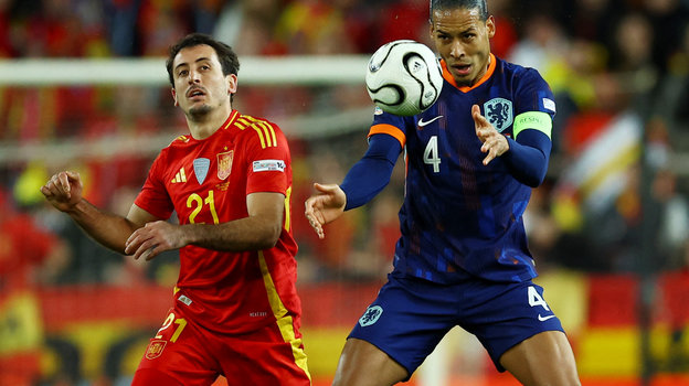 Нападающий сборной Испании Микель Ойярсабаль и защитник сборной Нидерландов Вирджил ван Дейк.