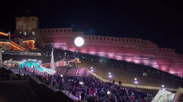 Более 5 тысяч зрителей собралось на Pari Ice Cross под нижегородским кремлем.