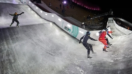 «Это даже смотреть страшно». Самый сумасшедший спорт в мире собрал толпу на берегах Волги