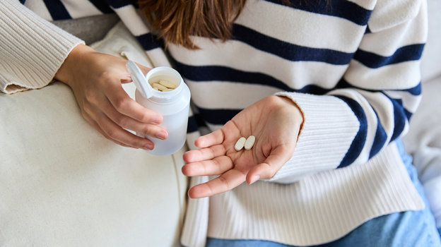 Женщина пьет БАДы