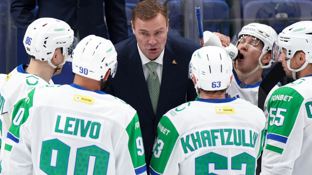 Виктор Козлов с игроками «Салавата Юлаева». Главный тренер ХК «Салават Юлаев» Виктор Козлов и хоккеисты команды