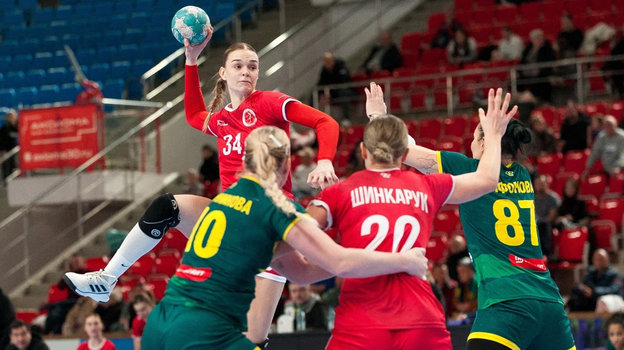 Яна Сотникова (в центре).