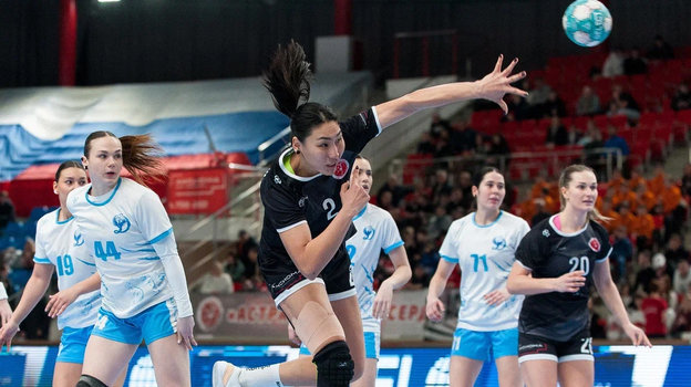 Карина Сисенова (в центре).