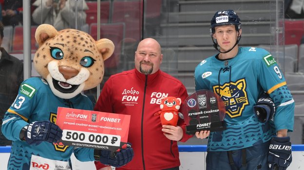 Награждение нападающего «Сочи» Даниила Сероуха.