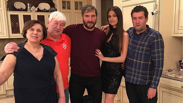 Семья Овечкиных: Татьяна и Михаил, Александра и Настасия, Михаил.