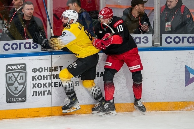 Защитник «Северстали» Янни Калдис и нападающий «Спартака» Павел Ткаченко.