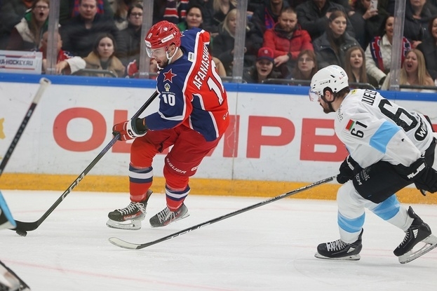 Нападающий ЦСКА Егор Афанасьев и защитник минского «Динамо» Ксавье Уэлле.