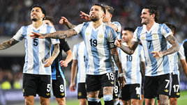 Футболисты Леандро Паредес, Николас Отаменди и Родриго Де Пауль празднуют победу в матче Аргентина — Бразилия (4:1)