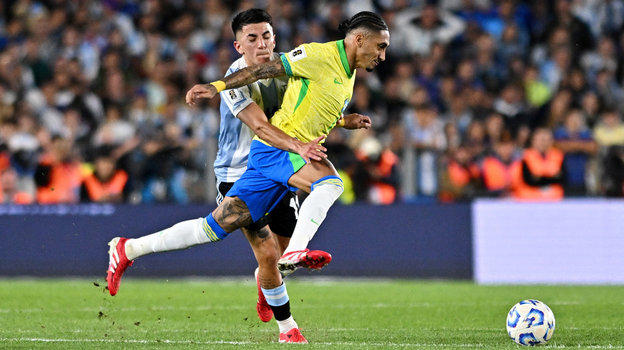 Тьяго Альмада и Рафинья. Футболисты Тьяго Альмада и Рафинья в матче Аргентина — Бразилия (4:1)