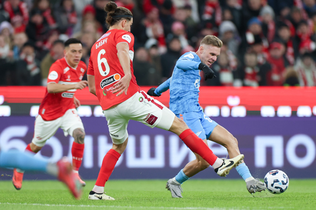 Срджан Бабич и Максим Глушенков. Футболисты Срджан Бабич и Максим Глушенков в матче «Спартак» — «Зенит» (2:1). 16 марта. Москва.