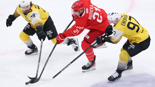 Спартаковец Адам Ружичка и игроки «Северстали» Алексей Кручинин и Николай Чебыкин.