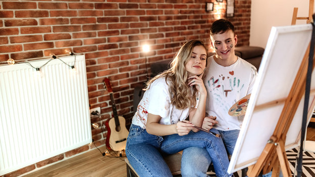 Пара рисует