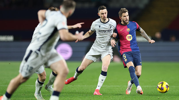 Иньиго Мартинес (справа) против Рауля Гарсии.