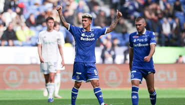 Хорхе Карраскаль и Дмитрий Скопинцев празднуют гол в матче «Динамо» — «Оренбург» (5:1). 29 марта. Москва.