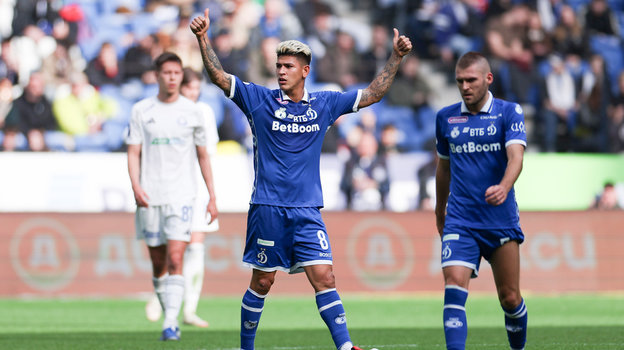 Футболисты Хорхе Карраскаль и Дмитрий Скопинцев в матче «Динамо» — «Оренбург» (5:1). 29 марта. Москва