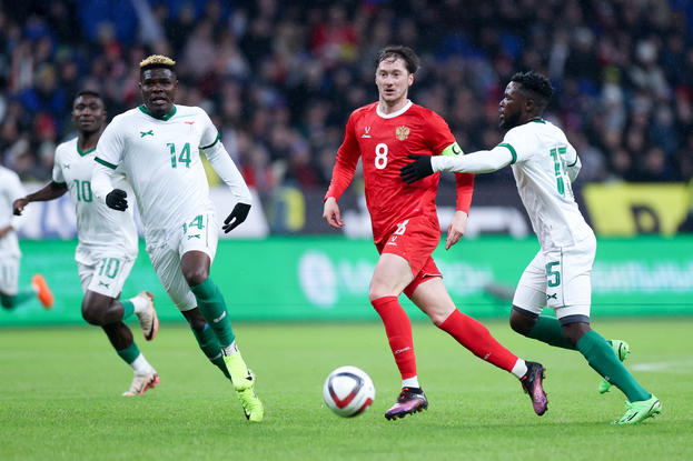 Антон Миранчук (в центре) в матче против сборной Замбии.