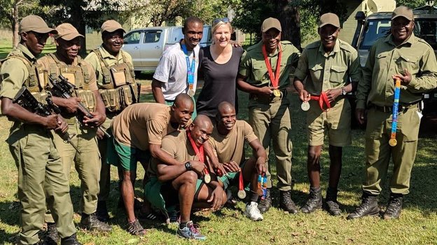 Кирсти Ковентри на встрече с военными Зимбабве.