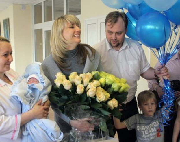 Светлана Журова и Артем Черненко с детьми.