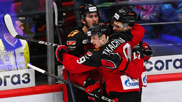 Хоккеисты «Авангарда» Майкл Маклауд, Владимир Ткачев и Константин Окулов