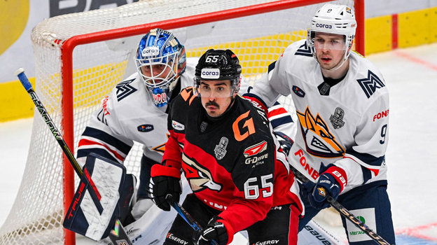 Хоккеисты Александр Смолин, Наиль Якупов и Валерий Орехов в матче «Авангард» — «Металлург» (2:1 ОТ)