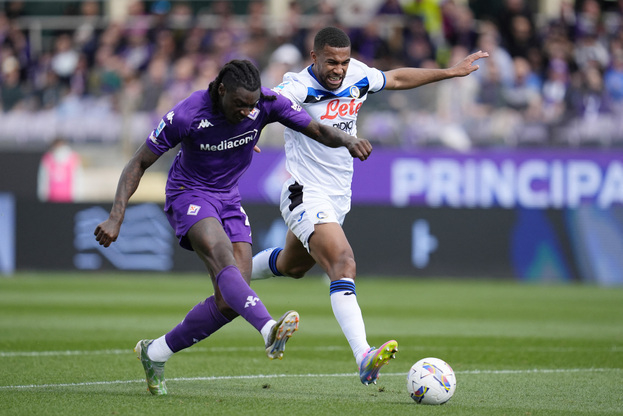 Нападающий «Фиорентины» Мойзе Кин (слева) бьет по воротам «Аталанты».