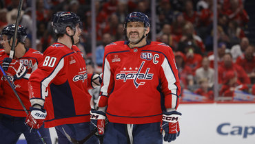 Александр Овечкин (в центре).