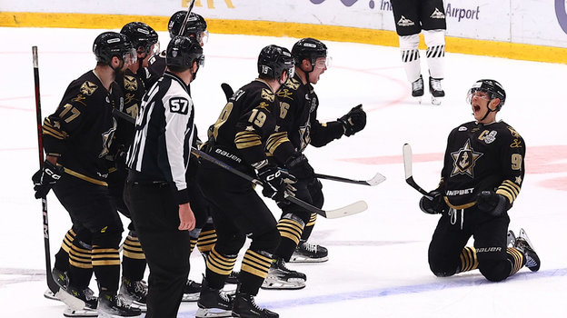 Хоккеист Никита Сошников празднует гол в матче «Адмирал» — «Трактор» (4:3 ОТ).