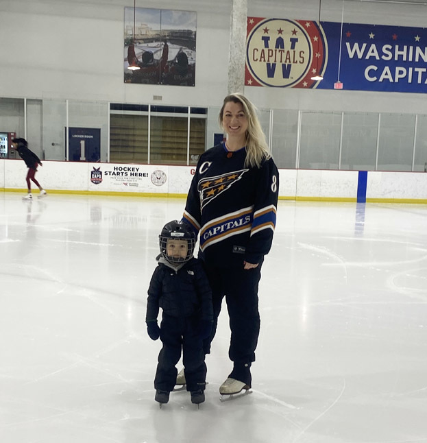 Анастасия Гимаева с учеником на тренировочном катке «Вашингтона». Анастасия Гимаева с ребенком