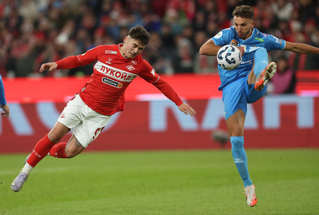 Манфред Угальде и Страхиня Эракович. Футболисты Манфред Угальде и Страхиня Эракович в матче «Спартак» — «Зенит» (2:1). 16 марта. Москва.