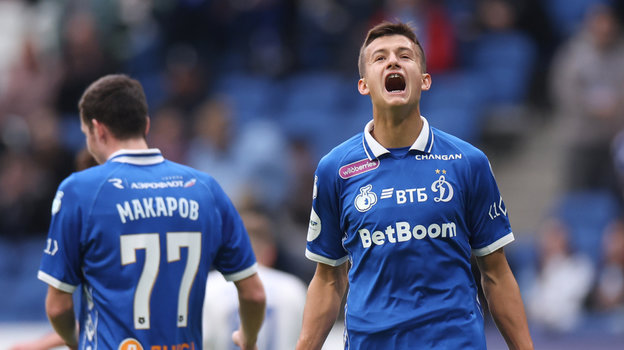 Виктор Окишор радуется голу в матче «Динамо» — «Оренбург».