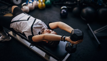 Девушка делает пуловер