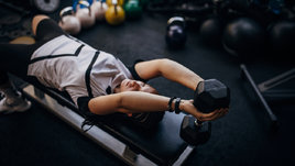 Девушка делает пуловер