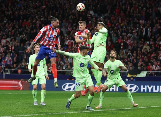 «Атлетико» атакует ворота «Барселоны».