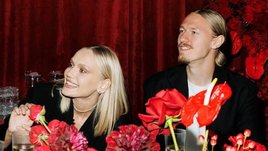 «Да, мы женаты»: история любви футболиста Матвея Сафонова и стюардессы Марины Кондратюк