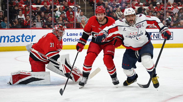 Хоккеист Александр Овечкин (справа) в матче «Каролина» — «Вашингтон» (5:1)