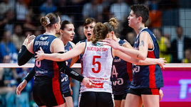 Волейболистки «Локомотива» празднуют победу над «Ленинградкой» (3:0)