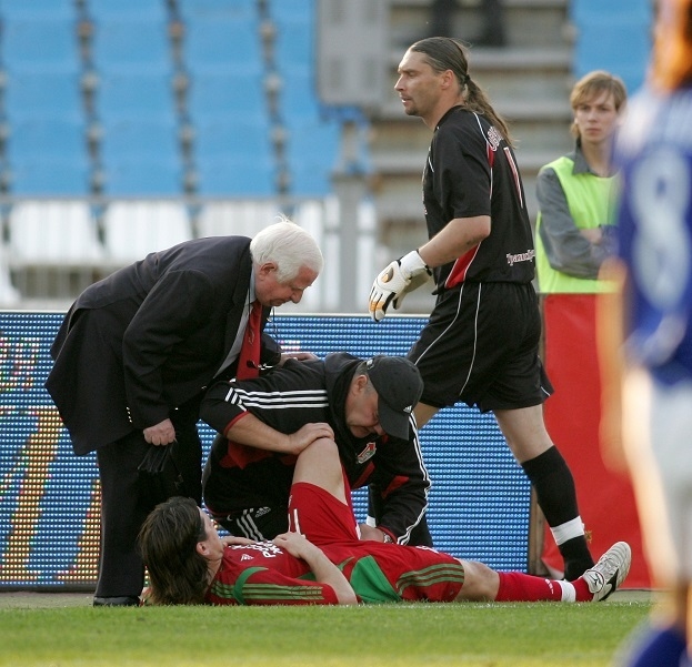 Савелий Мышалов и Александр Ярдошвили оказывают медицинскую помощь Вадиму Евсееву. Врачи Савелий Мышалов и Александр Ярдошвили оказывают медицинскую помощь футболисту Вадиму Евсееву