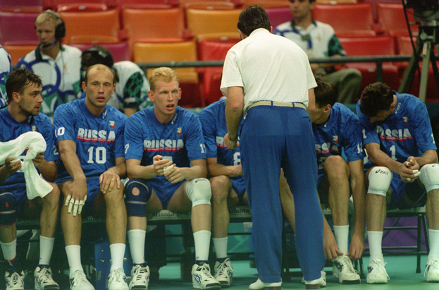 Вадим Хамутцких, Павел Шишкин, Валерий Горюшев и партнеры слушают тренера Вячеслава Платонова. Волейболисты Вадим Хамутцких, Павел Шишкин, Валерий Горюшев и партнеры слушают тренера Вячеслава Платонова. 1996 год